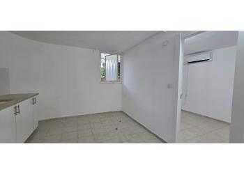 דירת גן להשכרה 2 חדרים 3,500₪ בחודש